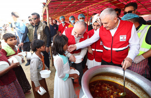 Dramı gördü isyan etti! Binali Yıldırım kendi elleriyle yemek dağıttı