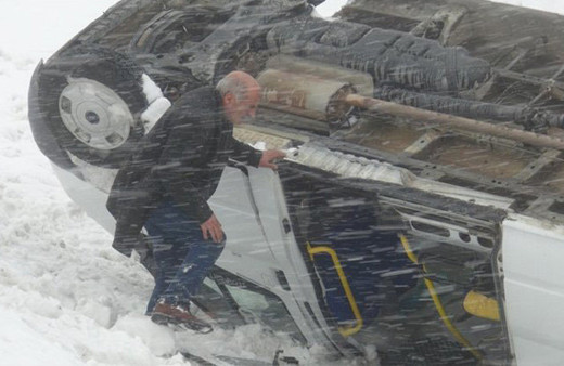 Kar aniden bastırdı yollar karıştı! Ölü ve yaralılar var