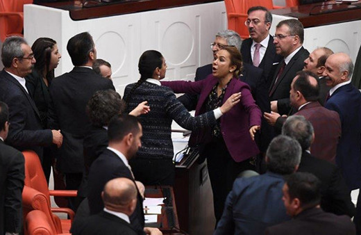 TBMM'de tansiyon yine yükseldi: AK Parti-HDP gerilimi!