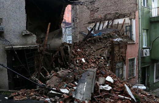 İstanbul Beyoğlu'nda panik: İki katlı bina çöktü!