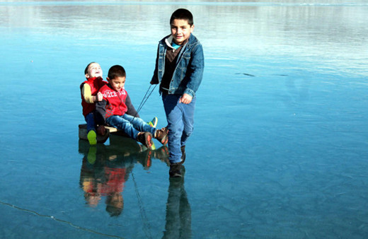 Çıldır Gölü üzerinde oyun oynadılar