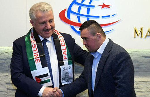 Bakan Arslan, down sendromlu Filistinli Muhammed'i kabul etti