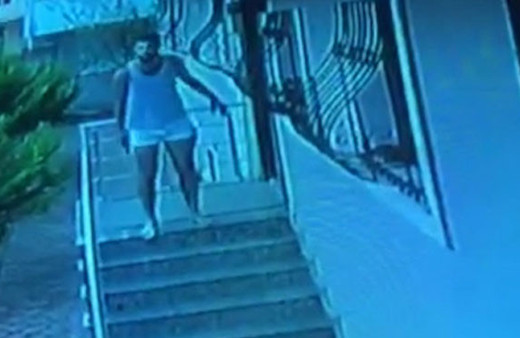 Haciz memurlarını yarı çıplak halde silahla kovaladı