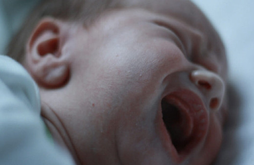 Bebeğinin yüzünde kırmızı benekler gördü kameradaki görüntüleri izleyince...