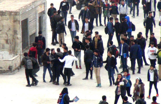 Liseliler birbirlerine girdiler kemerleri çıkarıp...