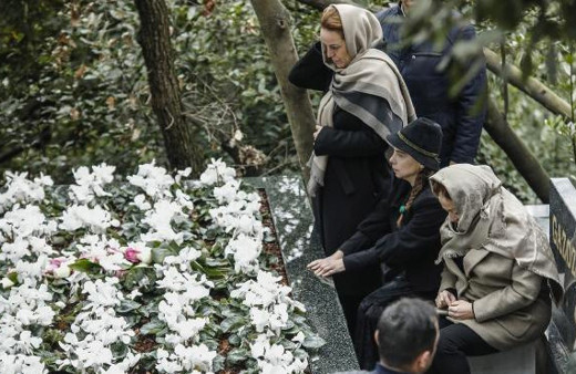 Berna Yılmaz oğlunun mezarı başında dua etti gözyaşı döktü