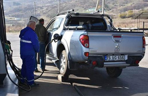 15 liraya gidiyorlar, depoyu doldurup Türkiye'ye dönüyorlar!