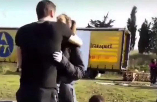 İşte aşkın fotoğrafı! Kimselere aldırmadan öpücüklere boğdu