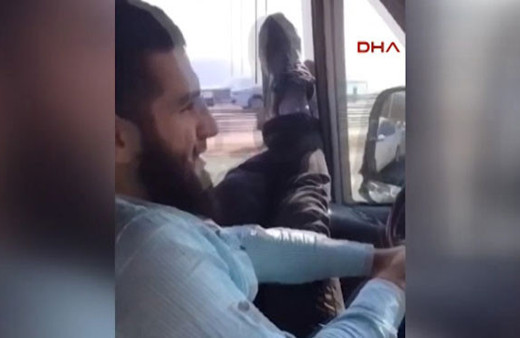 Trafik magandası köprüden böyle geçti