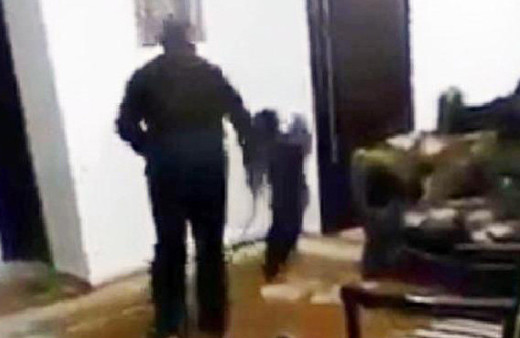 El ve ayaklarını bağladığı oğlunu hortumla dövdü!