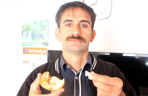 Marketten aldığı ekmekten çıkan şey şaşkına çevirdi