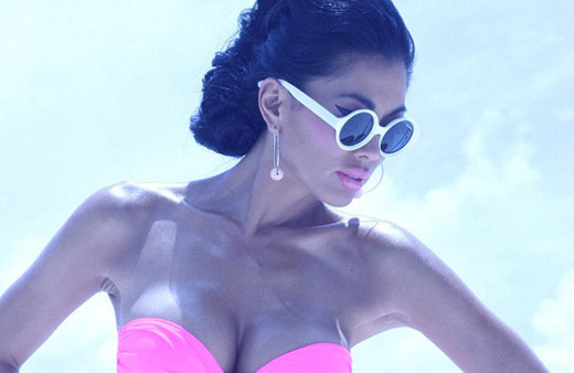 Karısını denek olarak kullanıyor ne varsa onun üzerinde deniyor