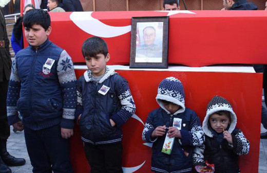 Sözün bittiği yer! Şehit cenazesine damga vuran fotoğraf