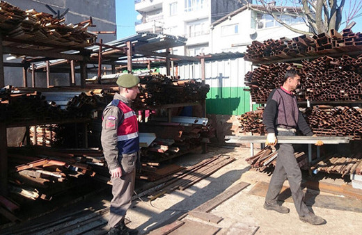 Bu da oldu: 8 tonluk elektrik direği çalındı!