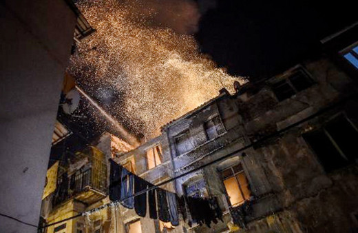 Beyoğlu'nda 3 katlı binada yangın
