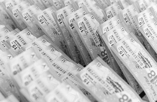 Büyük ikramiye ona çıktı ama oğlu boğazını kesti!