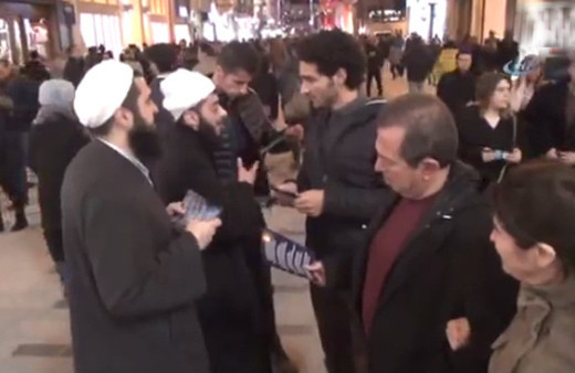 'Tebliğciler' Taksim'de ortaya çıktı polisten veto yedi!
