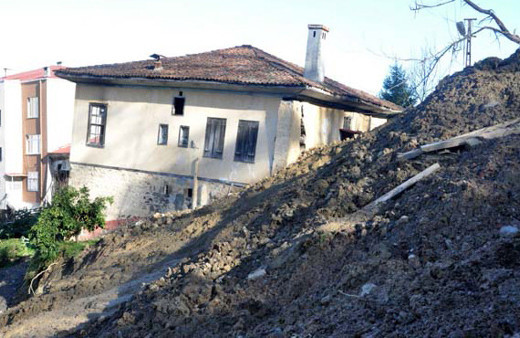 Evler yan yattı yollar çöktü! Tüm mahalle boşaltılıyor