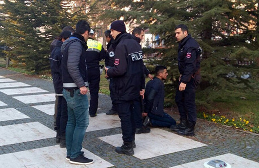 Valilik önünde hareketli anlar! Pompalı ile koşunca...