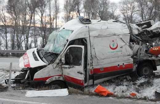 Ambulans kaza yaptı: Ölü ve yaralılar var!