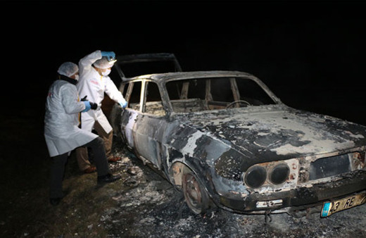 Yanmış otomobilin içinden çıkanlar dehşete düşürdü!