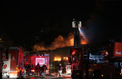 İstanbul'da beyaz eşya deposunda yangın