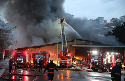 İstanbul'da korkutan yangın! Beyaz eşya deposu...