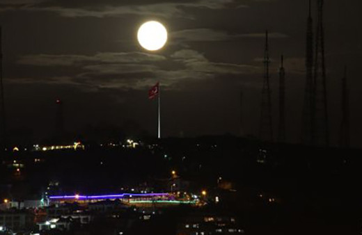 Yılda bir defa görülen 'süper ay' büyüledi