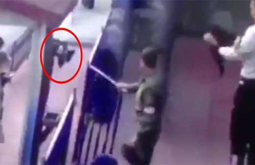 Sosyal medyayı ayağa kaldırdı: Yavru kediye akılalmaz işkence!