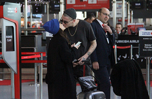 Kimselere aldırmadı! Herkesin ortasında öpücüklere boğdu