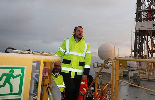 Bakan Albayrak Türkiye'nin ilk sondaj gemisini ziyaret etti