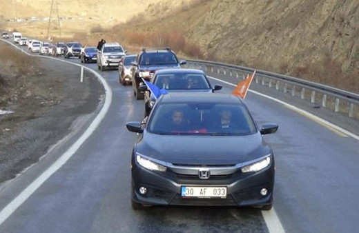 Seçimi kazanınca 200 araçlık konvoyla karşılandı