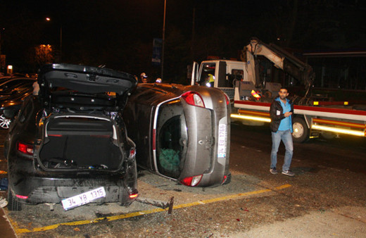 Takla atan otomobil park halindeki otomobilin üzerine düştü