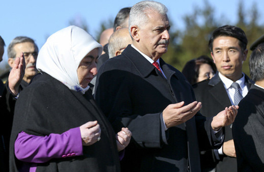 Başbakan Yıldırım Kore'deki Türk şehitliğinde! Gözleri doldu..