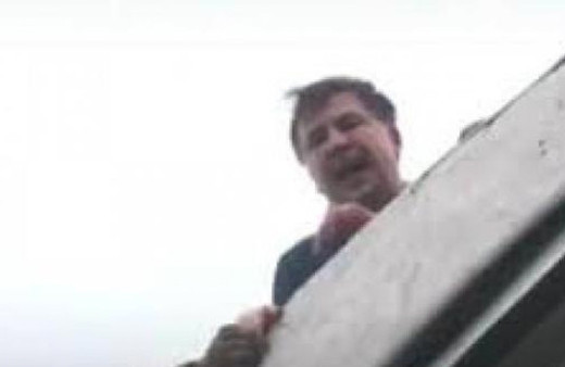 Eski Devlet Başkanı çatıya çıktı intihar girişimi!