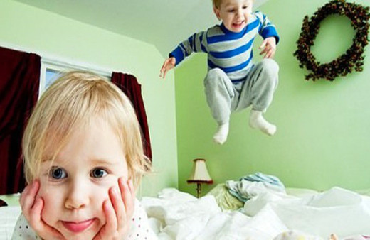 Pencereye çıktı aşağıdan geçen adamın üzerine tuvaletini yapınca...