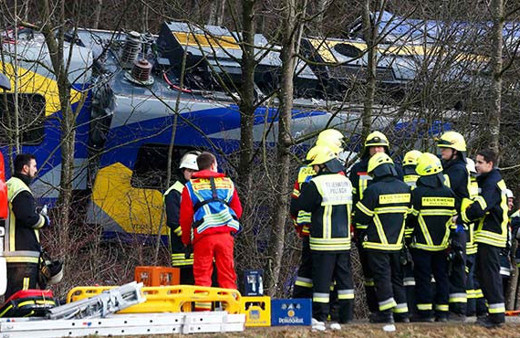 Almanya'da yük treni ile yolcu treni çarpıştı: 50 yaralı
