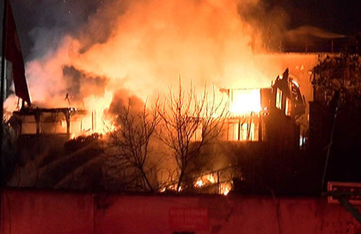 Balat’ta yangın alarmı! Alevler metrelerce yükseldi