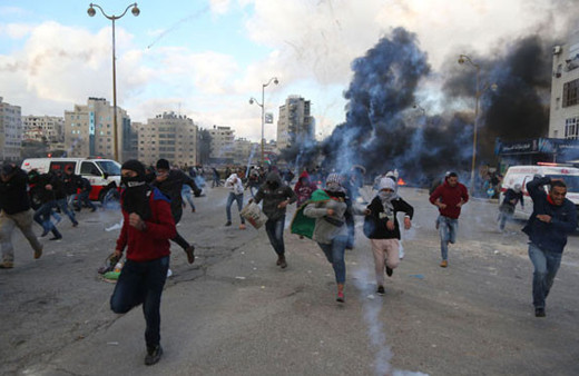 Filistin'de intifada başladı! Mermiye karşı sapan taşı...