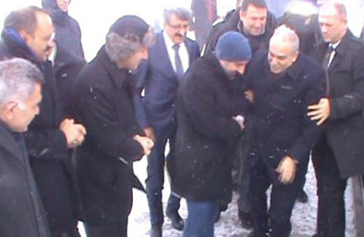 Bakan Fakıbaba'nın zor anları! Az daha yere kapaklanıyordu