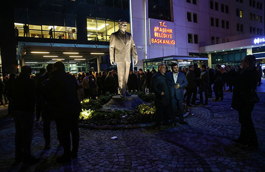 Ataşehir Belediyesi önünde sessiz bekleyiş