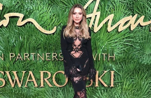 Hadise'nin göbeğine dikkat o silueti fark ettiniz mi?