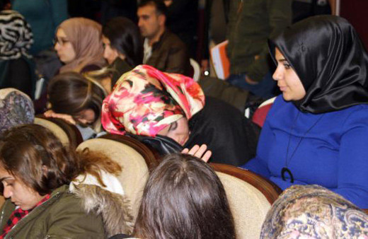 Davutoğlu konuştu öğrenciler uyudu!