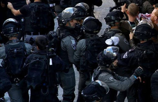 İsrail polisi Mescid-i Aksa'da kimlikleri topluyor