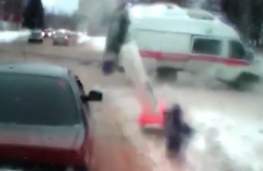 Ambulans kaza yaptı hasta yola böyle fırladı!