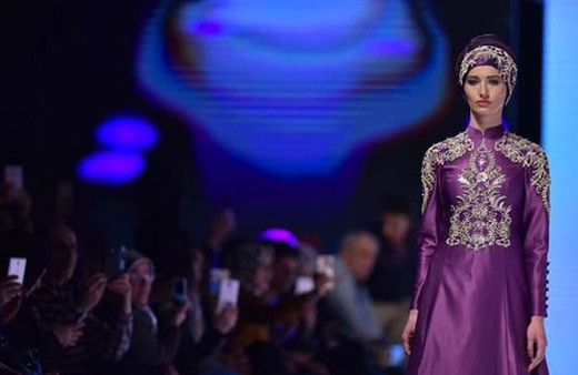 Tesettür defilesinde iş kazası manken bir anda...