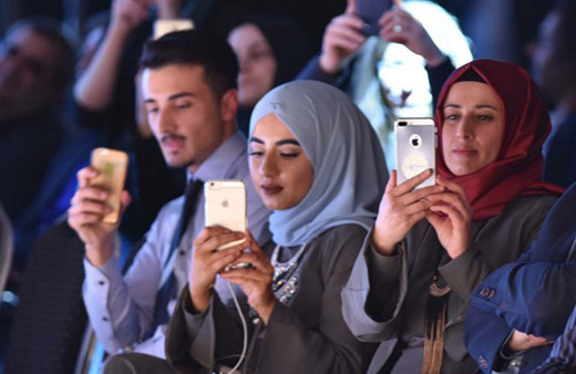 Tesettür defilesinde görünmez kaza