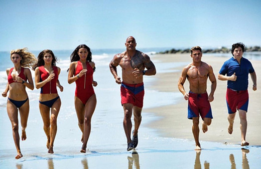 Dwayne Johnson ve Zac Efron'lu Baywatch'tan Super Bowl özel fragmanı
