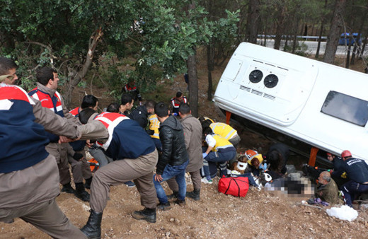 Şenlik otobüsü şarampole yuvarlandı