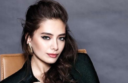 Neslihan Atagül'ün çocukluğuna bakın ekranda büyüdü